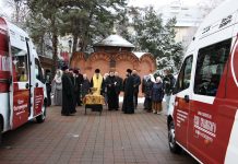 Митрополит Екатеринодарский и Кубанский Василий совершил чин освящения автобуса для социального проекта «Маршрут милосердия»