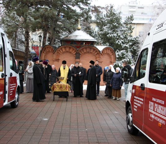 Митрополит Екатеринодарский и Кубанский Василий совершил чин освящения автобуса для социального проекта «Маршрут милосердия»