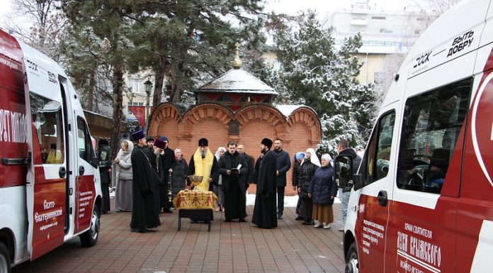 Митрополит Екатеринодарский и Кубанский Василий совершил чин освящения автобуса для социального проекта «Маршрут милосердия»