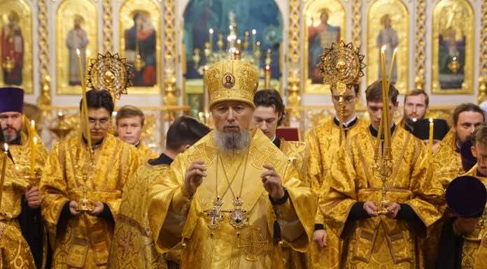 В канун Недели 27-ой по Пятидесятнице митрополит Василий совершил Всенощное бдение в Свято-Троицком соборе города Краснодара