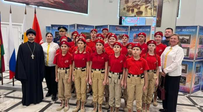 Иерей Николай Козак в качестве почетного гостя посетил торжественную церемонию посвящения школьников в юнармейцы
