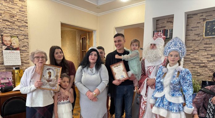 Преподаватели и дети воскресной школы храма Вознесения Господня посетили дом престарелых