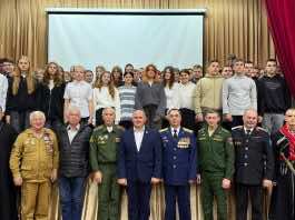 Священник посетил торжественную линейку в День памяти Героев Отечества, прошедшую в Динском технкуме