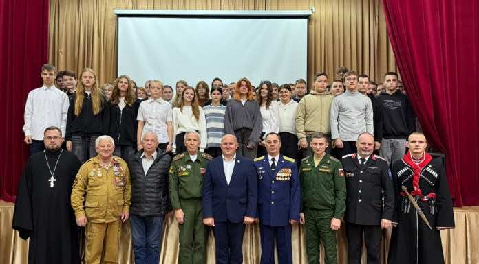 Священник посетил торжественную линейку в День памяти Героев Отечества, прошедшую в Динском технкуме