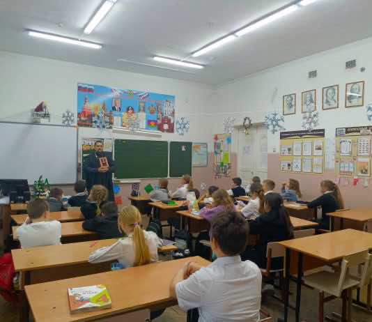 Иерей Виктор Аникин посетил казачью школу № 60 в пос. Пашковском