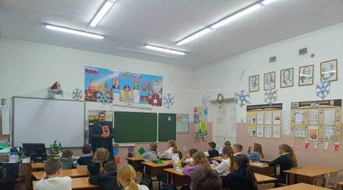 Иерей Виктор Аникин посетил казачью школу № 60 в пос. Пашковском