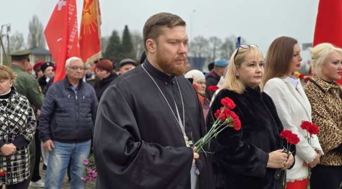В День памяти Неизвестного Солдата иерей Дионисий Пылаев принял участие в торжественно-траурной церемонии