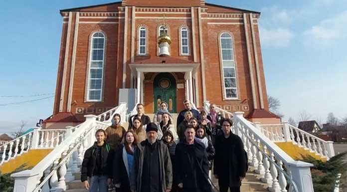 Студенты Пашковского сельскохозяйственного колледжа приняли участие в субботнике на территории храма