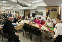 В Троицком храме состоялся мастер-класс по изготовлению рождественских игрушек