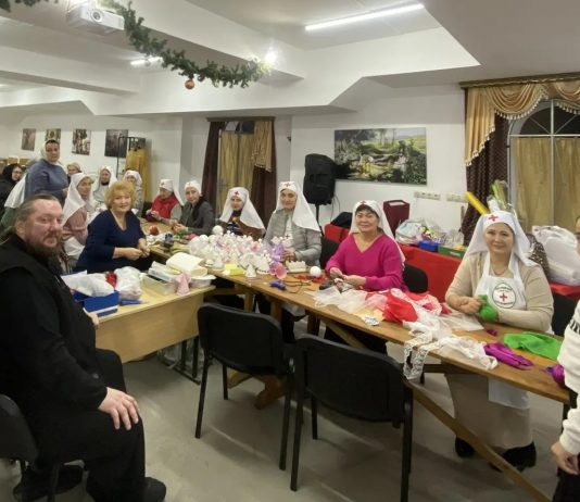 В Троицком храме состоялся мастер-класс по изготовлению рождественских игрушек