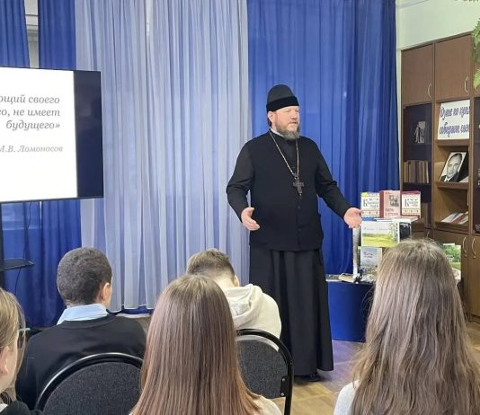 Протоиерей Пётр Мельничук встретился с учениками казачьего класса