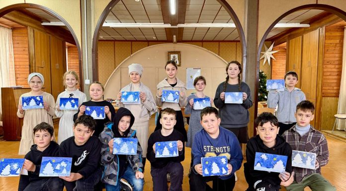 Воспитанники воскресной школы храма Вознесения Господня станицы Пластуновской подготовили письма на фронт