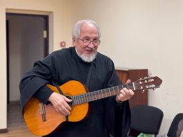 В Свято-Троицком соборе прошел концерт духовной музыки протодиакона Михаила Околота