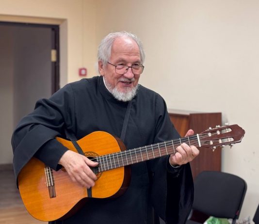 В Свято-Троицком соборе прошел концерт духовной музыки протодиакона Михаила Околота