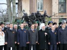 Митрополит Василий принял участие в открытии памятника Героям России