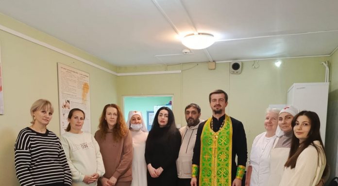 Священник и сестры милосердия поздравили будущих мам с наступающим Рождеством Христовым