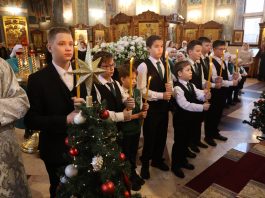 Ученики Русской Православной школы приняли участие в Божественной литургии в день памяти преподобного Серафима Саровского