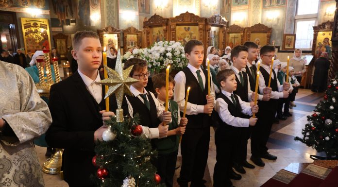 Ученики Русской Православной школы приняли участие в Божественной литургии в день памяти преподобного Серафима Саровского
