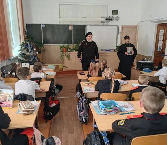 Протоиерей Александр Воронин встретился с учениками казачьего класса