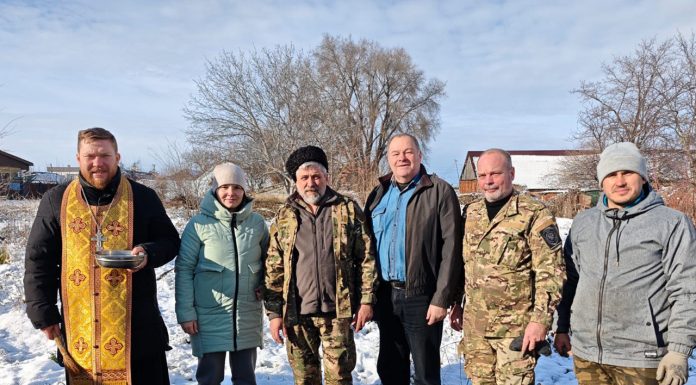 Иерей Дионисий Пылаев благословил в путь казаков с гуманитарной миссией