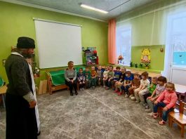 Иерей Павел Максимец провел беседу с воспитанниками детского сада № 6 станицы Пластуновской