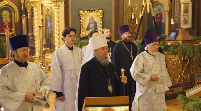 В Рождественский Сочельник митрополит Василий совершил Божественную литургию в Свято-Троицком соборе