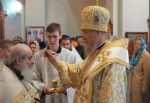 Митрополит Василий совершил Всенощное бдение в Свято-Казанском храме Краснодара