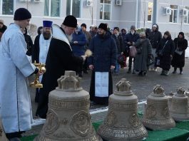 Митрополит Василий совершил чин освящения колоколов храма преподобных Кирилла и Мефодия при КубГУ