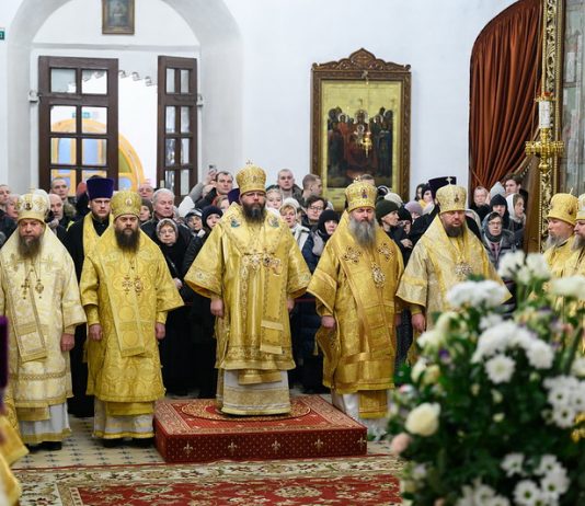 Митрополит Василий принял участие в торжествах по случаю принесения иконы Божией Матери «Федоровская» в Псковскую епархию