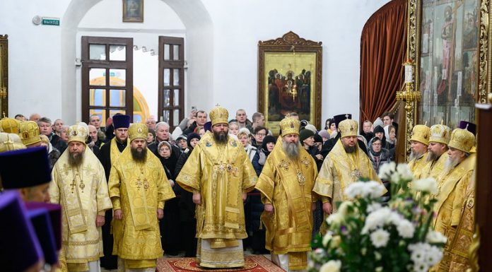 Митрополит Василий принял участие в торжествах по случаю принесения иконы Божией Матери «Федоровская» в Псковскую епархию