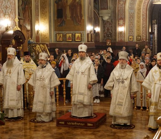 Митрополит Василий возглавил соборную Рождественскую Великую вечерню в Свято-Екатерининском кафедральном соборе