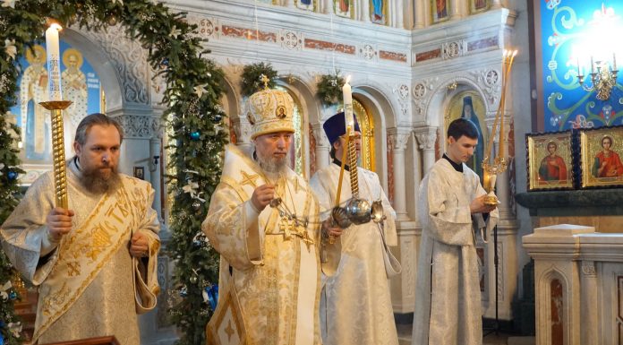 Митрополит Василий совершил Всенощное бдение в войсковом соборе святого благоверного князя Александра Невского