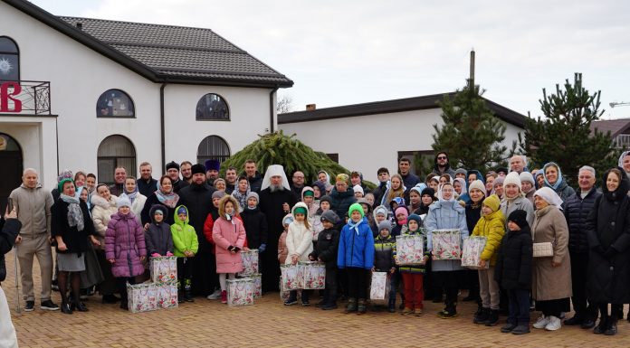 Митрополит Екатеринодарский и Кубанский Василий совершил Божественную литургию в Свято-Никольском храме Краснодара