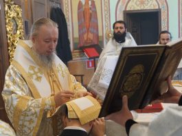 В Неделю 31-ю по Пятидесятнице митрополит Василий совершил Божественную литургию в Свято-Троицком храме станицы Динской