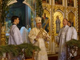 Митрополит Василий совершил Божественную литургию в Свято-Троицком соборе