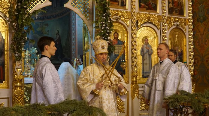 Митрополит Василий совершил Божественную литургию в Свято-Троицком соборе