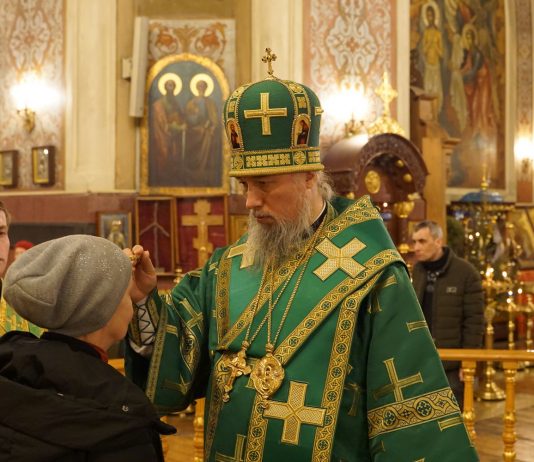 В праздник преподобного Серафима Саровского митрополит Василий совершил Всенощное бдение