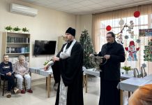 Священнослужители поздравили с Рождеством Христовым подопечных дома престарелых