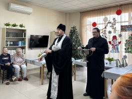 Священнослужители поздравили с Рождеством Христовым подопечных дома престарелых