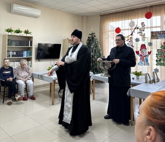 Священнослужители поздравили с Рождеством Христовым подопечных дома престарелых