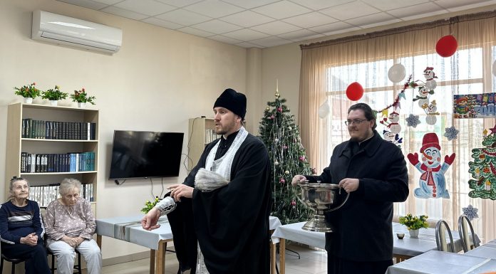 Священнослужители поздравили с Рождеством Христовым подопечных дома престарелых