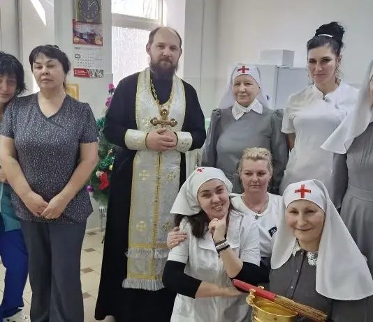 Сестры милосердия поздравили пациентов хосписа с Рождеством Христовым