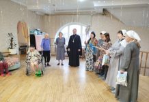 Протоиерей Андрей Драган с сёстрами милосердия посетил дом престарелых