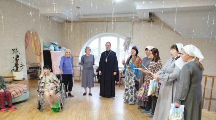 Протоиерей Андрей Драган с сёстрами милосердия посетил дом престарелых