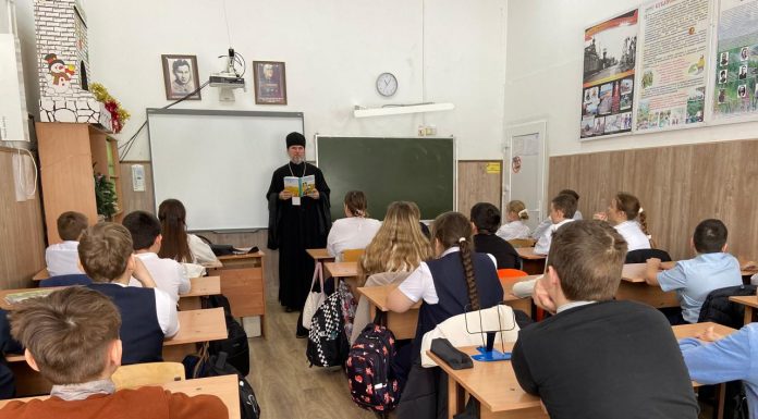 Протоиерей Андрей Драган посетил казачью школу № 7