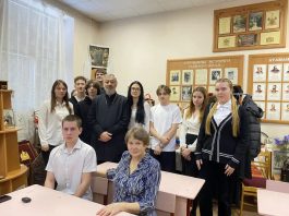 Иерей Евгений Ромазев провел беседу с учениками 11 класса МБОУ СОШ № 60