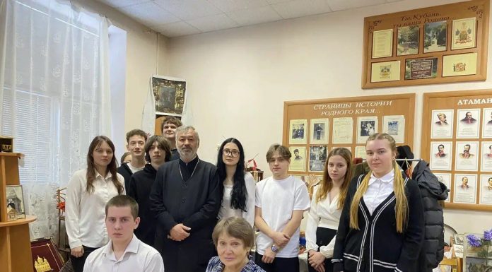 Иерей Евгений Ромазев провел беседу с учениками 11 класса МБОУ СОШ № 60