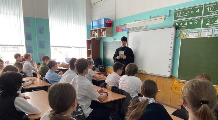 Протоиерей Андрей Драган провёл урок в казачьем классе