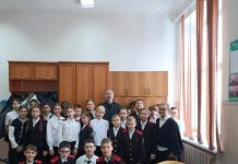 Иерей Евгений Ромазева с учениками 4-го класса СОШ № 60 в Пашковке