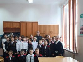 Иерей Евгений Ромазева с учениками 4-го класса СОШ № 60 в Пашковке